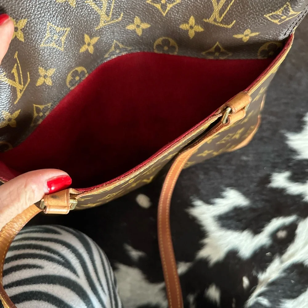 Authentic Louis Vuitton Handbag with red velvet lining. - Picture 5 of 6